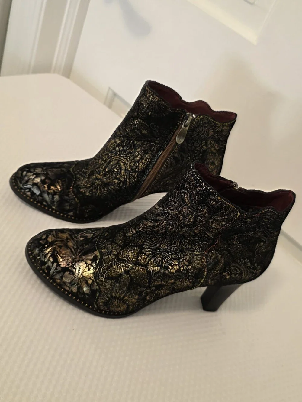 L'Artiste Smokinhot Black & Gold Brocade Ankle Booties with Side Zip Size 39/8.5